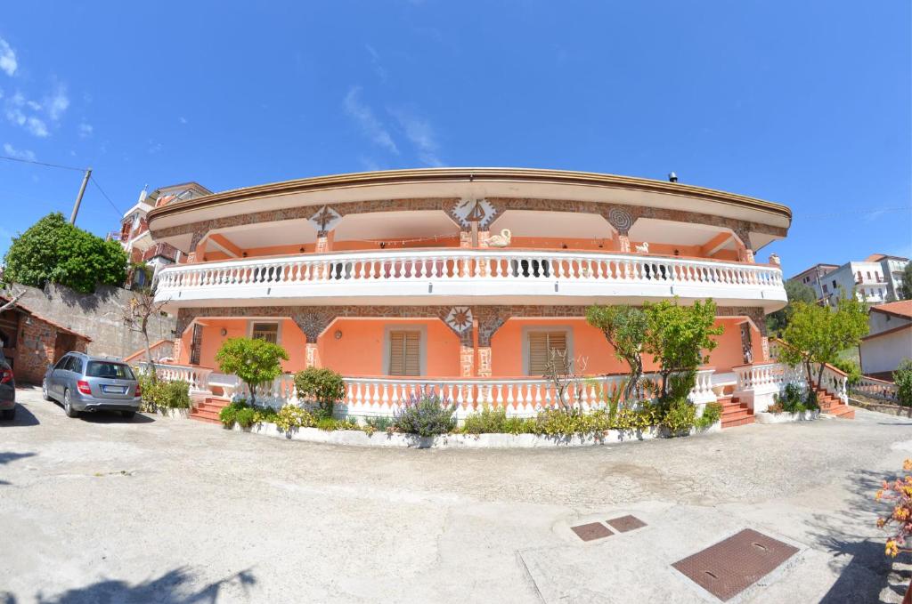 ein großes orangefarbenes Gebäude mit Balkon darüber in der Unterkunft Villa delle Muse da Imma in Palinuro