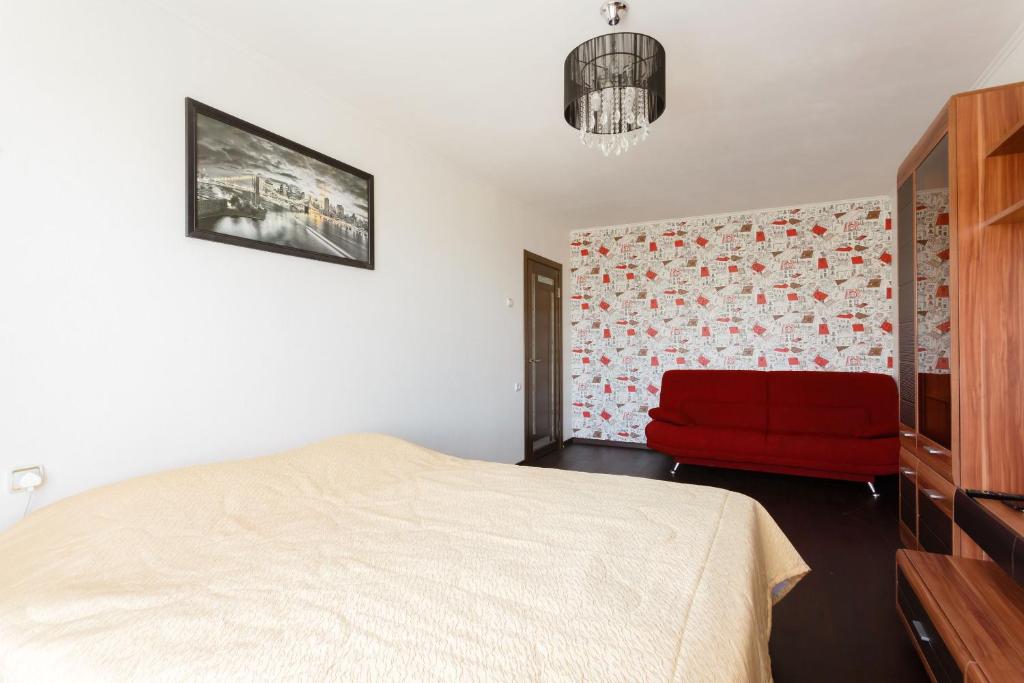Кровать или кровати в номере Busines Brusnika Apartment on Nagornaya