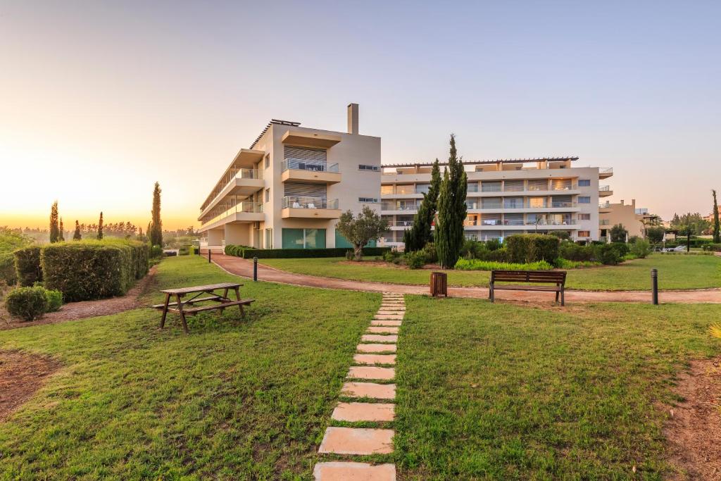 een park met een picknicktafel en een gebouw bij Laguna - Vilamoura in Vilamoura