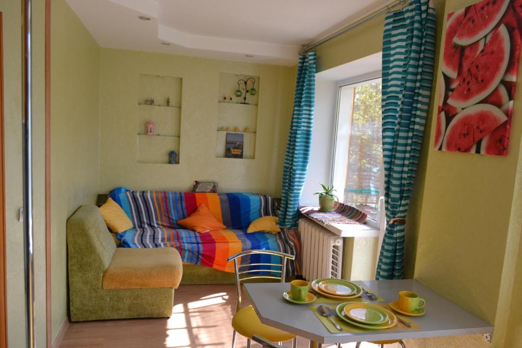 - un salon avec un canapé et une table dans l'établissement Catedra View Apartment, à Ternopil