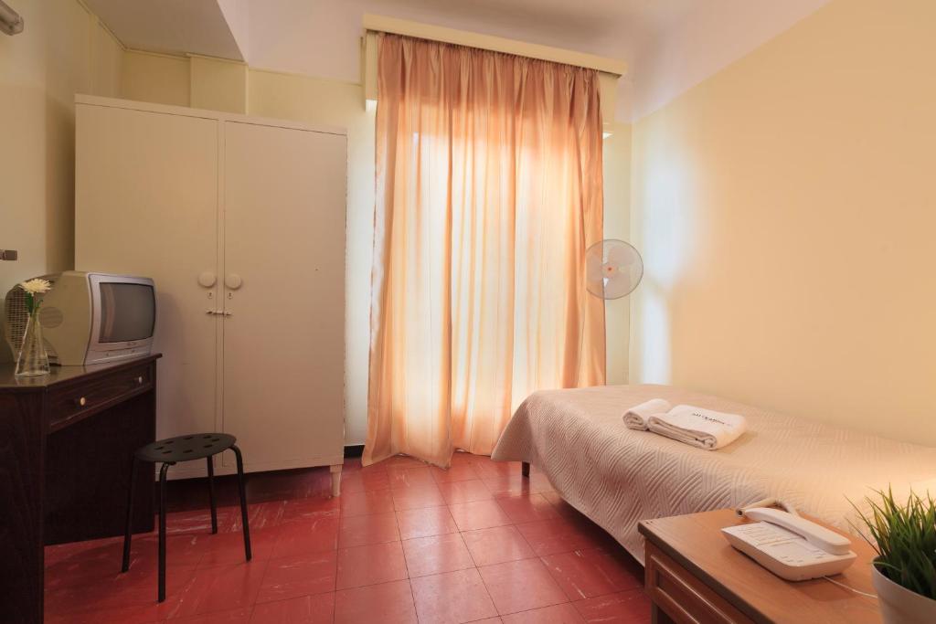 
Single Room with Shared Bathroom
