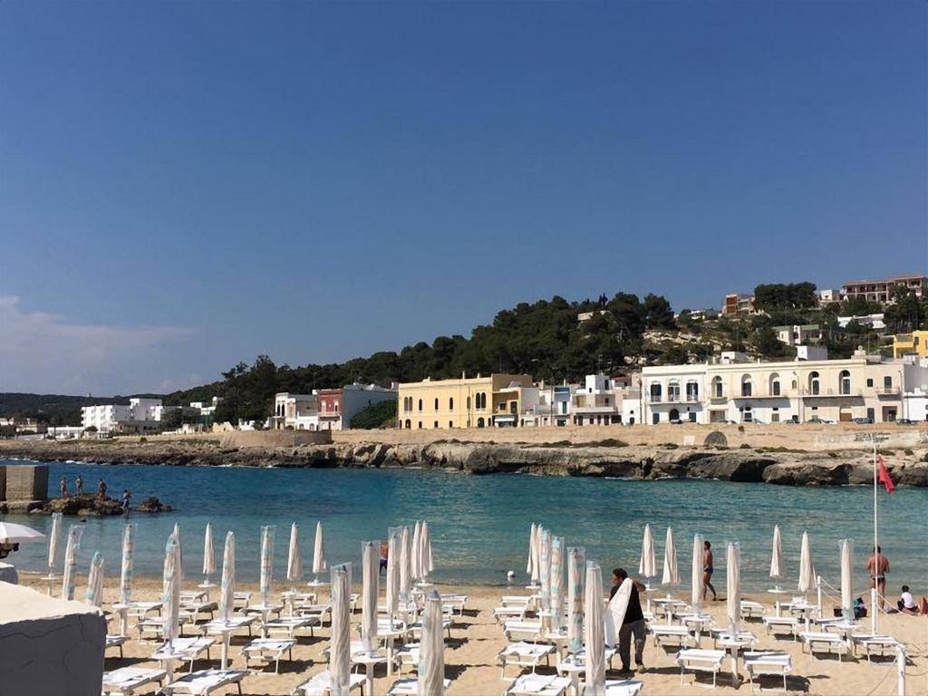 サンタ・マリア・アル・バーニョにあるAppartamenti a due passi dal mareの長椅子と椅子が備わるビーチと海