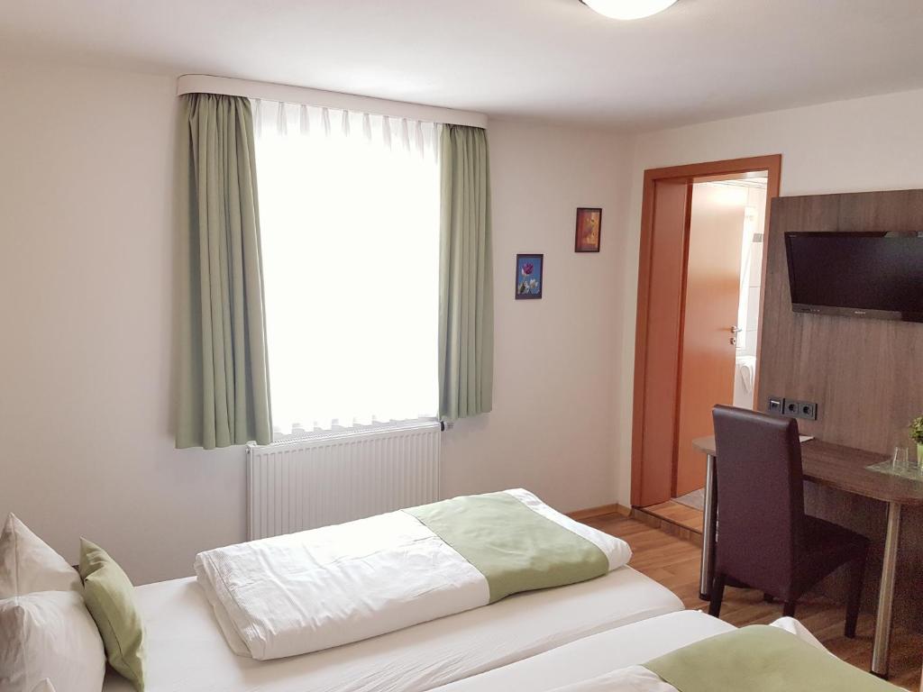 Postel nebo postele na pokoji v ubytování Hotel Garni Goldene Traube