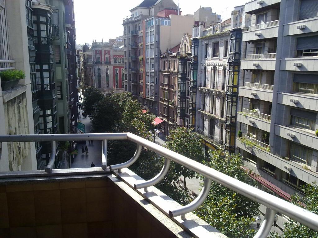 ヒホンにあるApartamento Calle Corrida de Gijonのバルコニーから市街の景色を望めます。