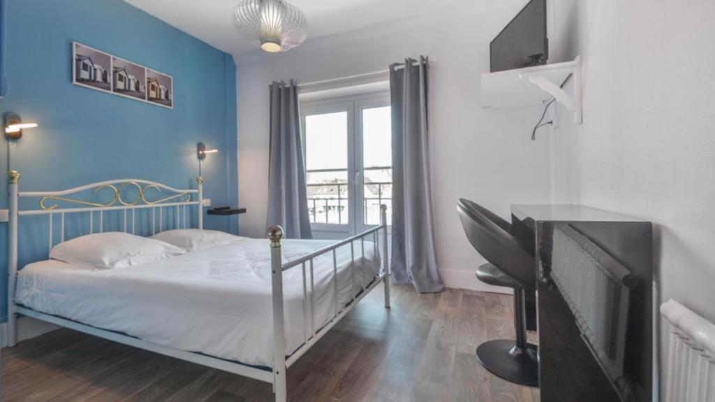 - une chambre dotée d'un lit avec un mur bleu dans l'établissement Brasserie Michel / Cesar Hotel, à Le Portel