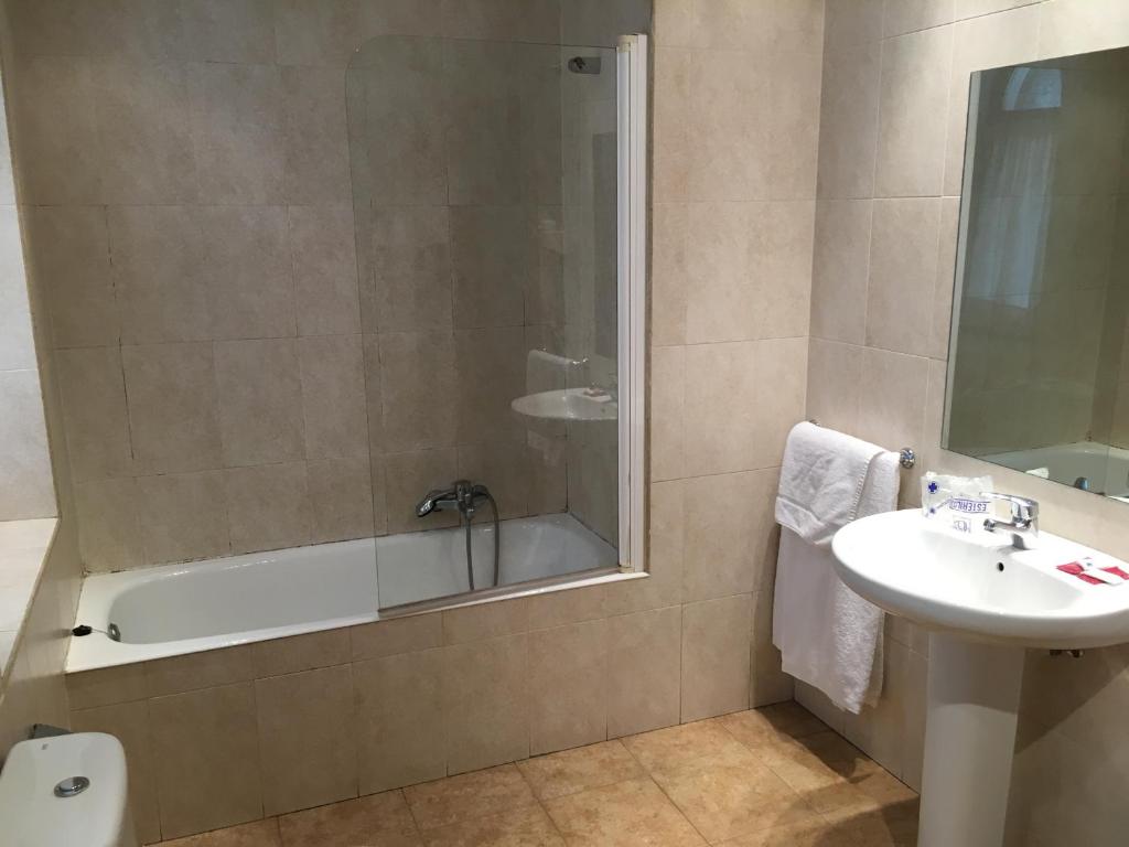 Koupelna v ubytování Hotel Errekagain