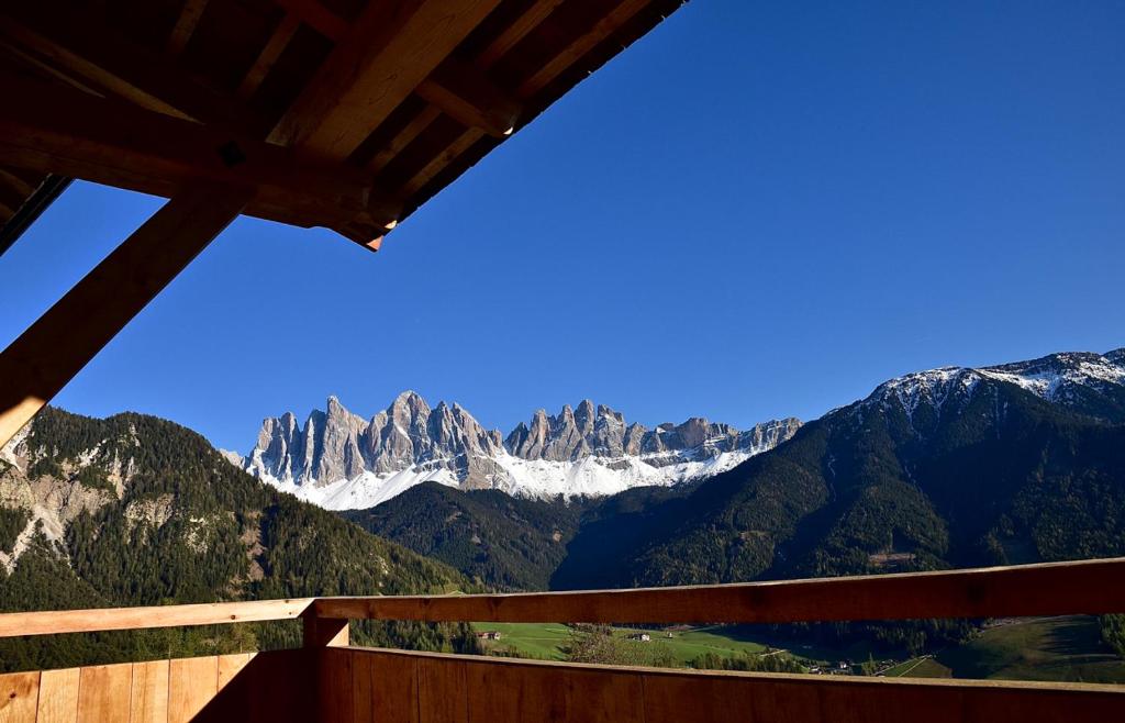 a view of the mountains from a balcony at Putzerhof in Funes