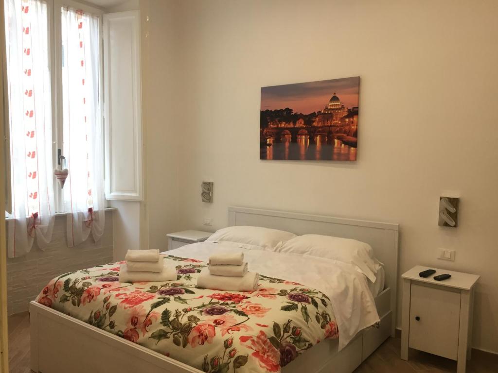 - une chambre avec un lit et 2 serviettes dans l'établissement Sweet Roman Dream, à Rome