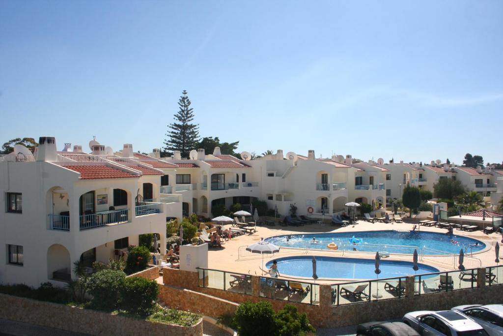 uma vista aérea de um complexo de apartamentos com uma piscina em Monte Dourado em Carvoeiro