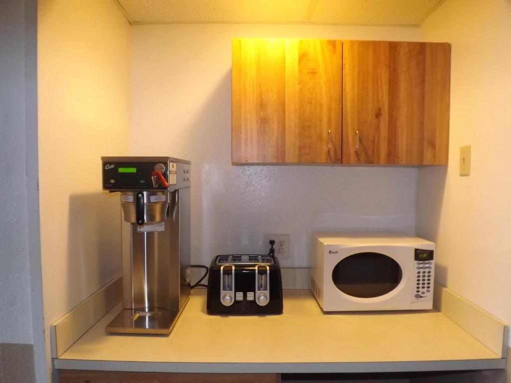 Kuchyň nebo kuchyňský kout v ubytování Super 8 by Wyndham Sidney NY