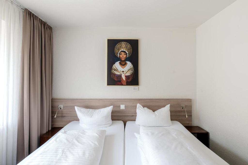 
A bed or beds in a room at Hotel Schwarzwälder Hof
