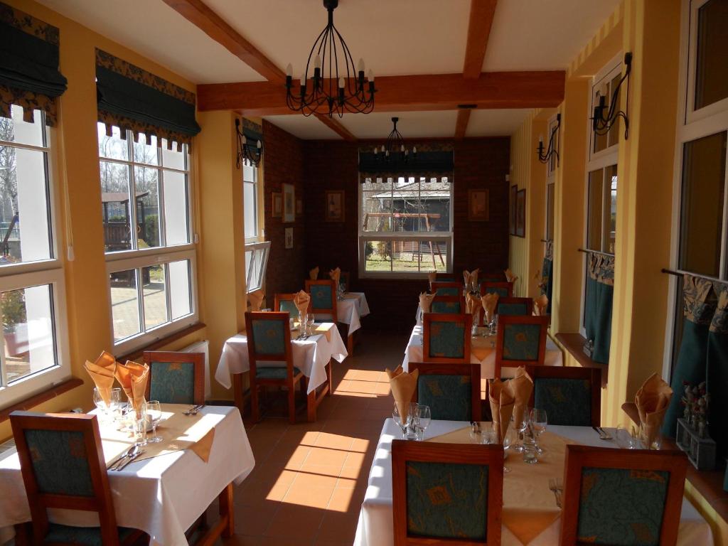 Un restaurante u otro lugar para comer en Penzion Oáza