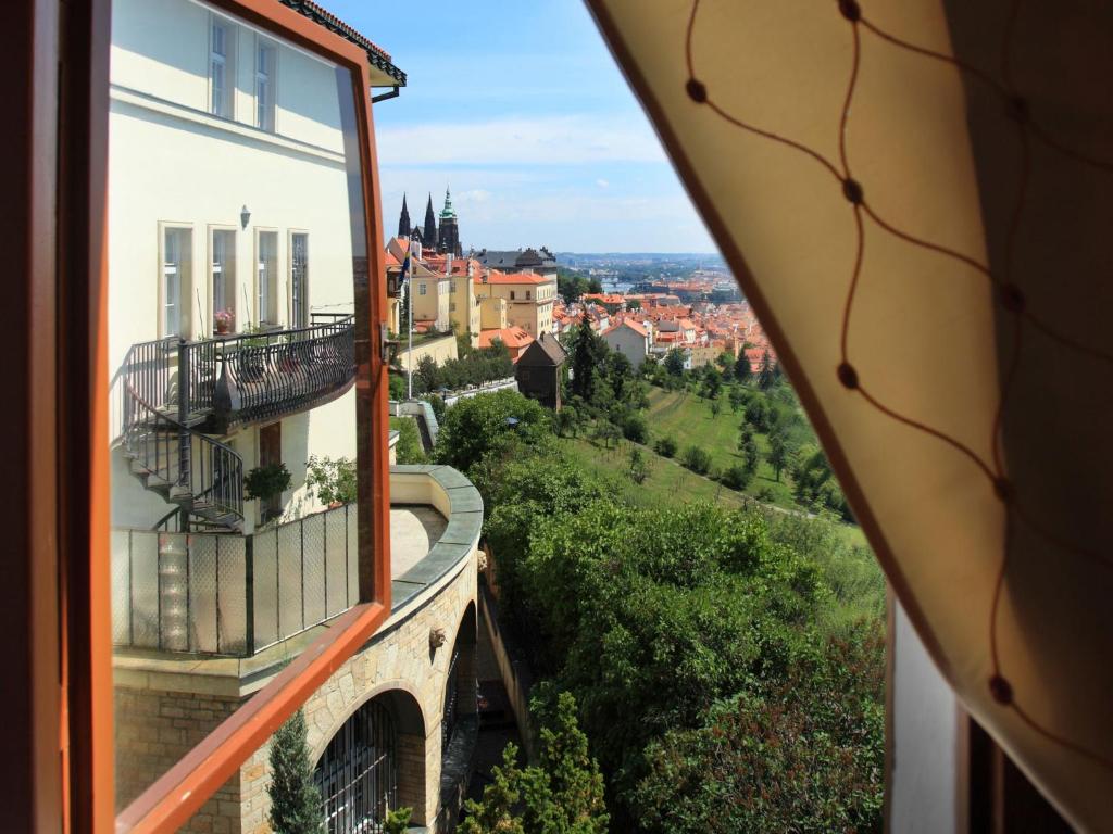 een raam met uitzicht op de stad bij Questenberg Hotel in Praag