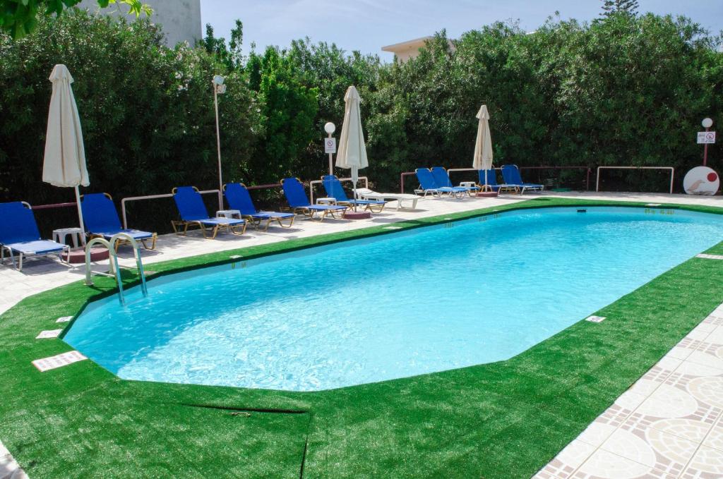 Bazén v ubytování Alkion Hotel nebo v jeho okolí
