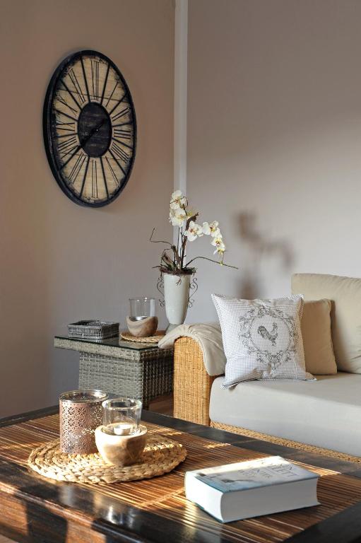 a living room with a couch and a coffee table at Ferienwohnung Maarland in Schalkenmehren