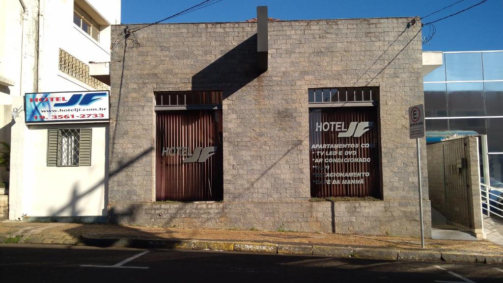 a building with two doors on the side of it at Hotel JF in Pirassununga