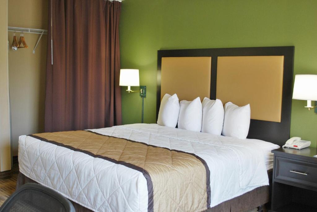 Postel nebo postele na pokoji v ubytování Extended Stay America Suites - Newark - Woodbridge