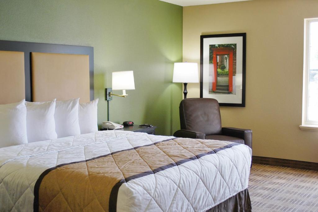 Postel nebo postele na pokoji v ubytování Extended Stay America Suites - Newark - Woodbridge