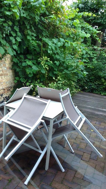 duas cadeiras de jardim sentadas ao lado de uma mesa em Holiday Home Goesting em Nieuwpoort