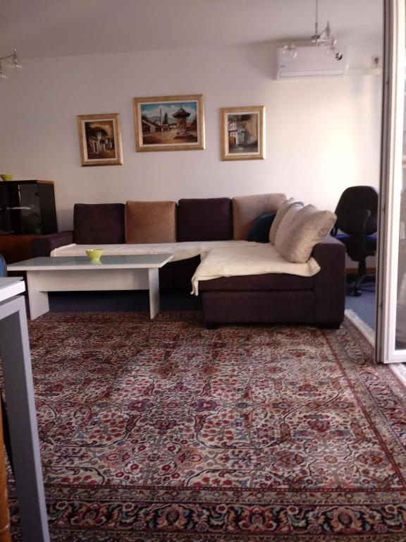 Khu vực ghế ngồi tại Apartment Amra Stup