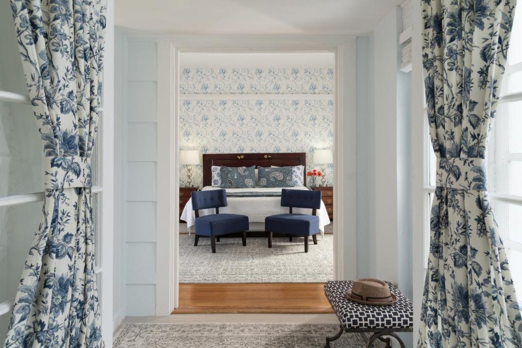 Four Chimneys Inn - Room 10 - Estate King Room (Disability Access)