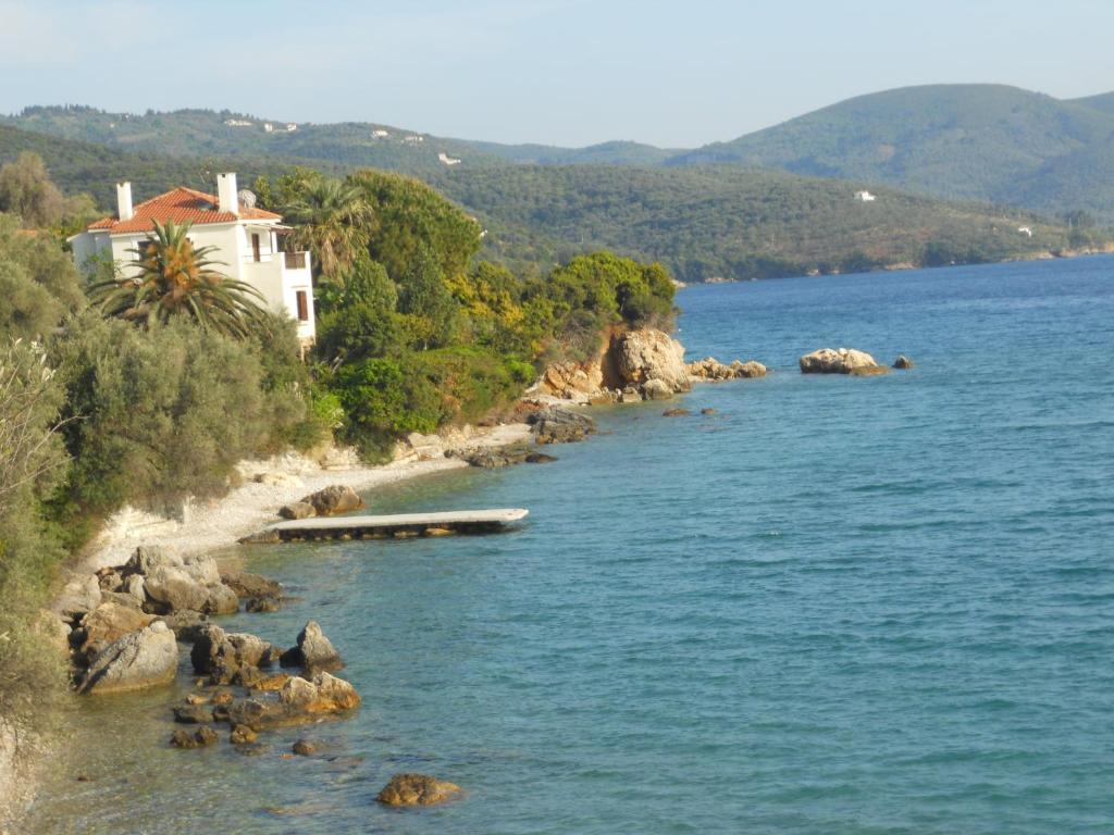 a house on the shore of a body of water at Villa Electra in Chorto