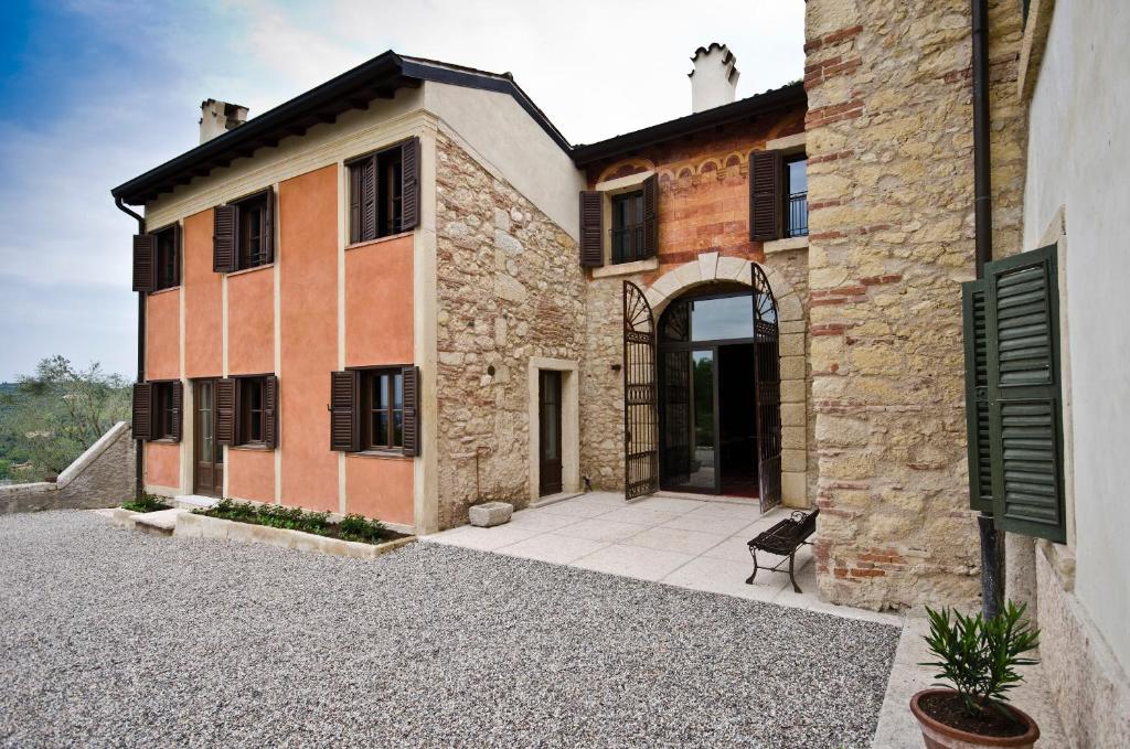 uma vista exterior de um edifício com um pátio em Relais Villa Ambrosetti em Verona