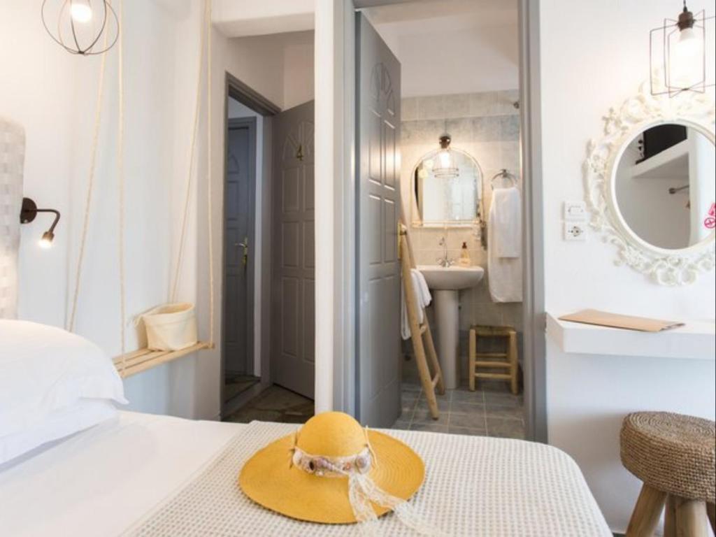 Postel nebo postele na pokoji v ubytování Evi Rooms