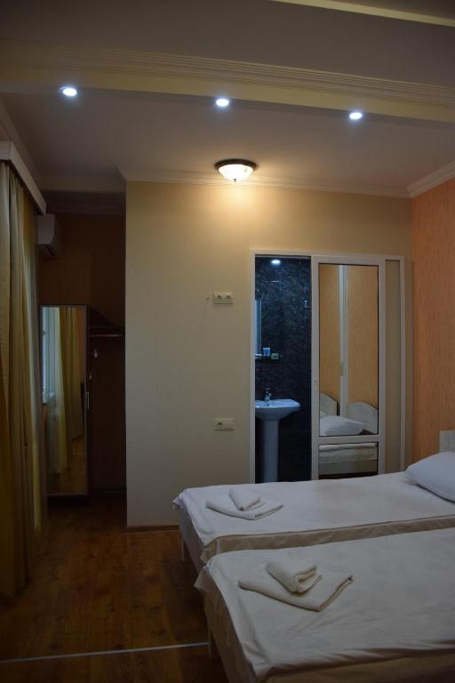 Postel nebo postele na pokoji v ubytování Crossway Tbilisi Hotel