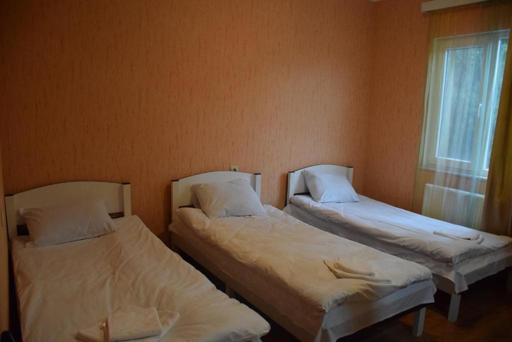 Postel nebo postele na pokoji v ubytování Crossway Tbilisi Hotel