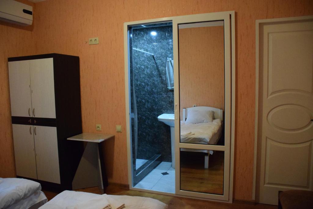 Postel nebo postele na pokoji v ubytování Crossway Tbilisi Hotel