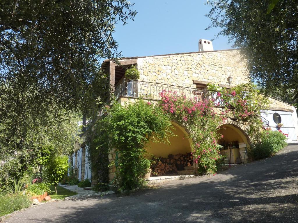 a building with flowers on the side of it at Lou Candelou in Grasse