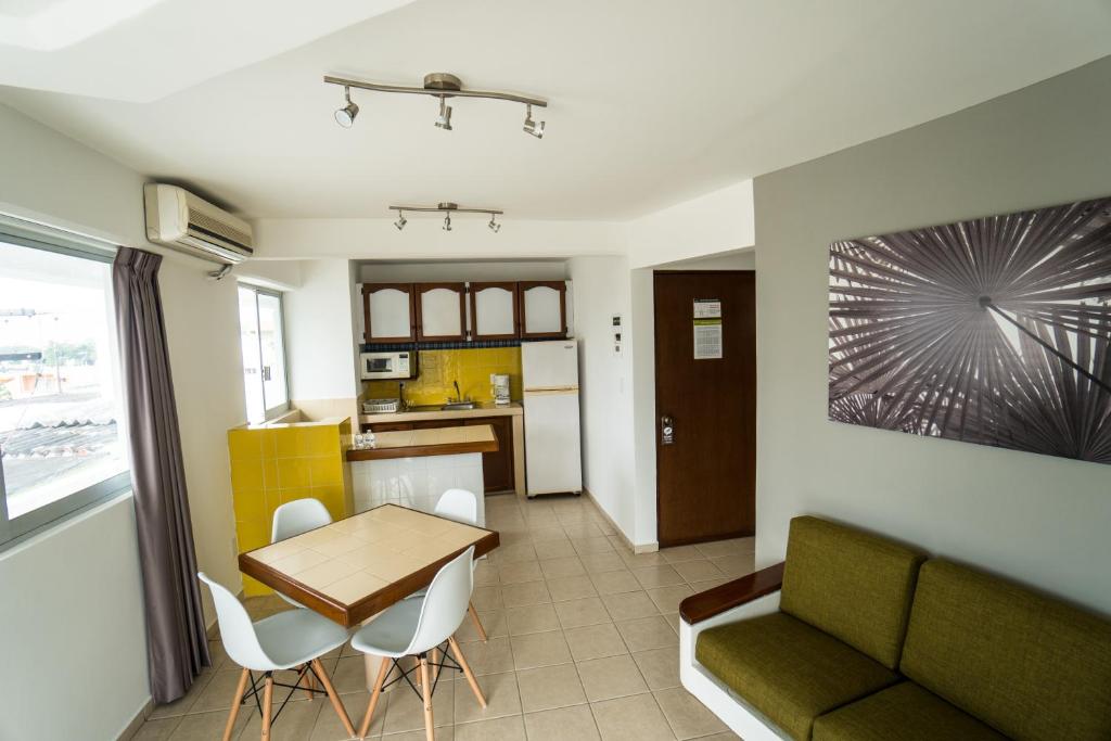 Kuchyň nebo kuchyňský kout v ubytování Hotel Suites Regina