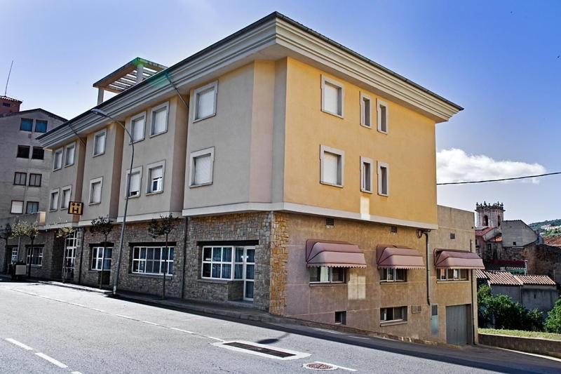 un bâtiment situé sur le côté d'une rue dans l'établissement Hotel La Piqueta, à Benasal