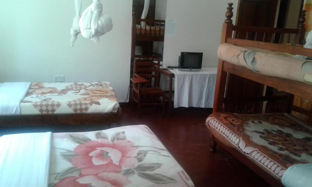 Postel nebo postele na pokoji v ubytování Skyway Hotel