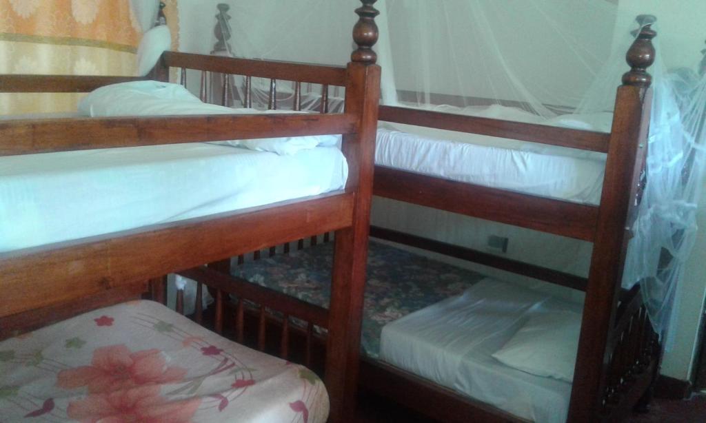 Postel nebo postele na pokoji v ubytování Skyway Hotel