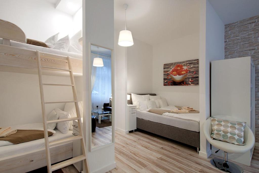 Familienstudio 27 في برلين: غرفة نوم مع سرير بطابقين ومرآة