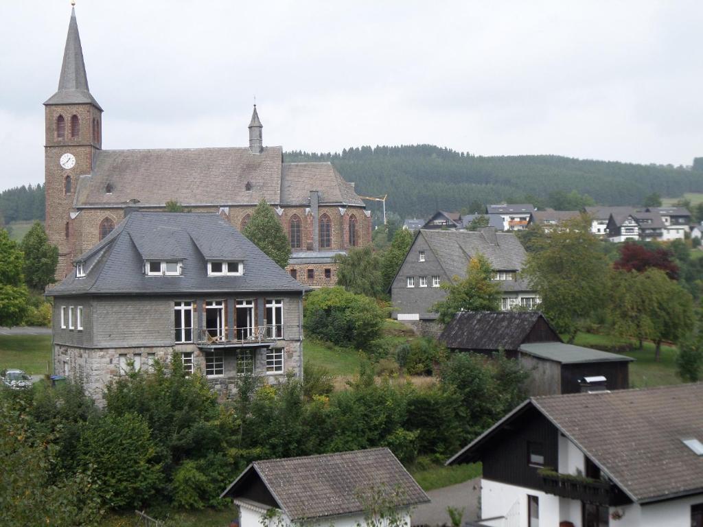 ヴィンターベルクにあるSonjas Alte Schuleの大きな建物と教会のある町