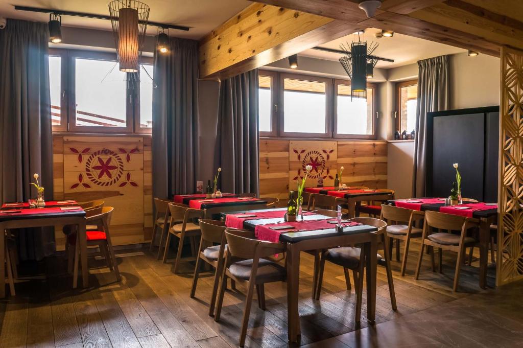 Reštaurácia alebo iné gastronomické zariadenie v ubytovaní Hotel Kopieniec Fizjo- Med & SPA