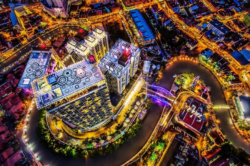 una vista aérea de una ciudad por la noche en The Shore Hotel & Residences en Melaka