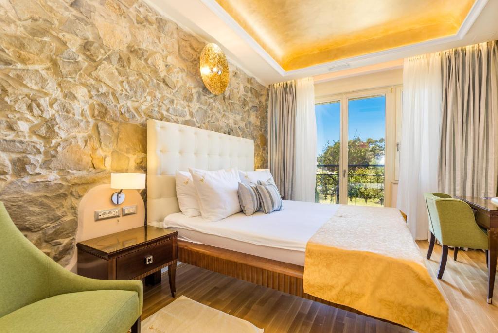 Postel nebo postele na pokoji v ubytování Villas Arbia - Margita Deluxe Beach Hotel