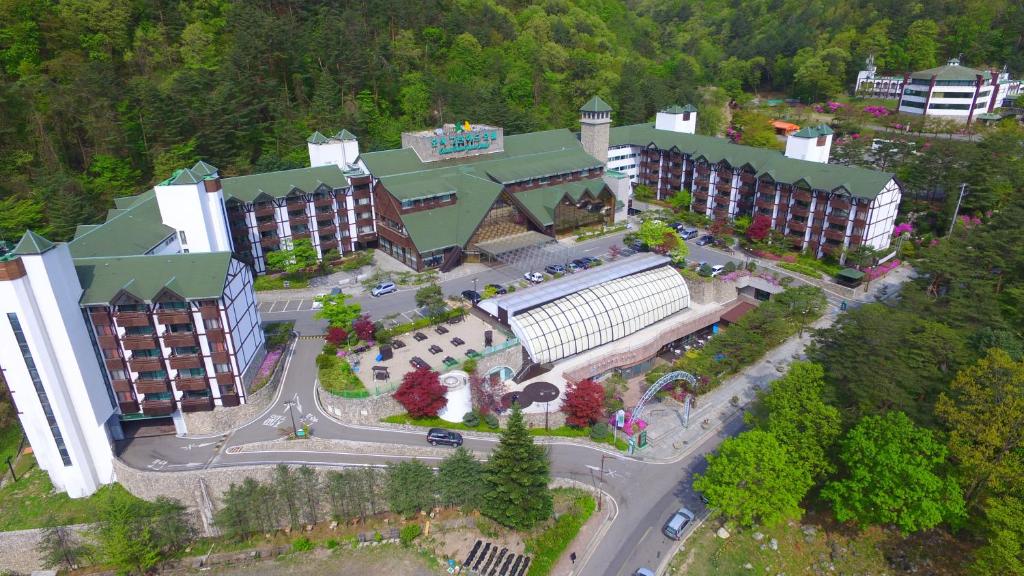 an overhead view of a large building with a street at Osaek Greenyard Hotel in Yangyang