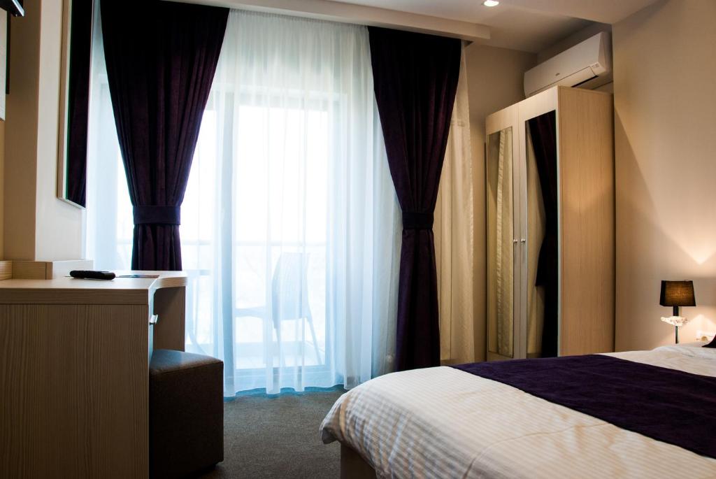 Postel nebo postele na pokoji v ubytování Milano Blue Mamaia