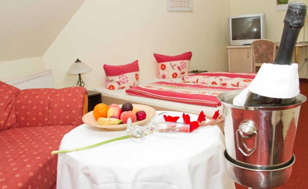 TV a/nebo společenská místnost v ubytování Hotel Zwei Linden
