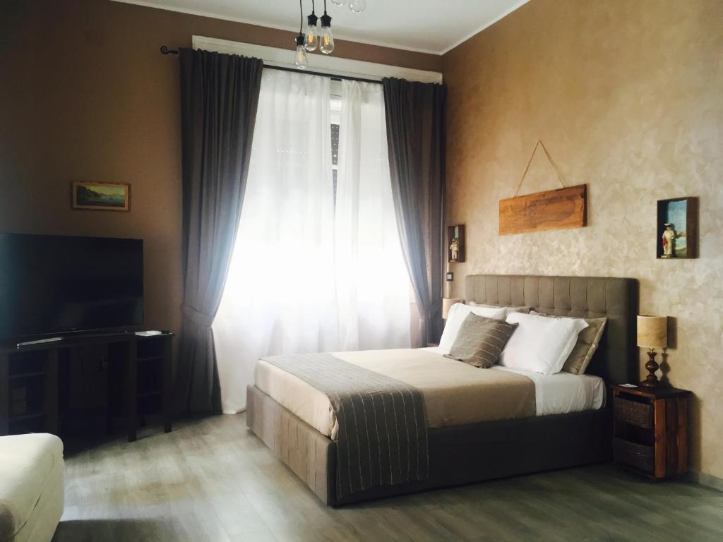una camera con un letto e una grande finestra di I 4 Elementi a Napoli