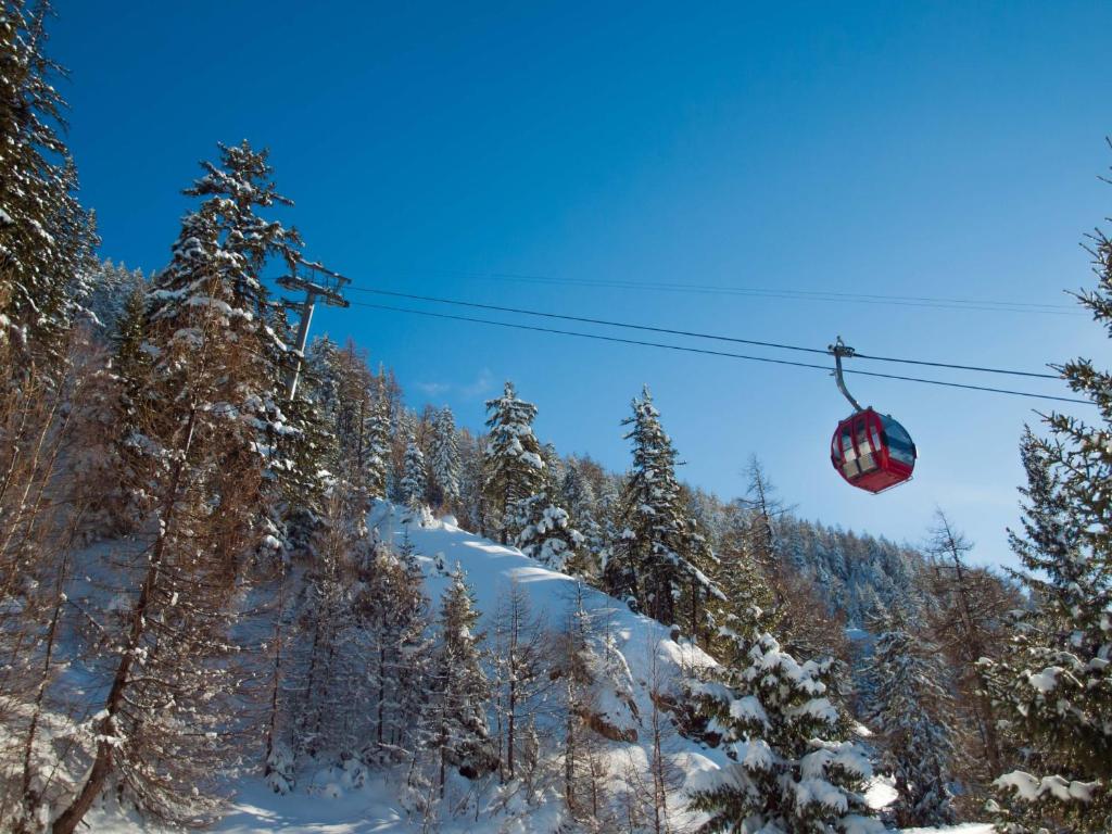 Gruppenhaus im Walliser Alpstyle v zimě