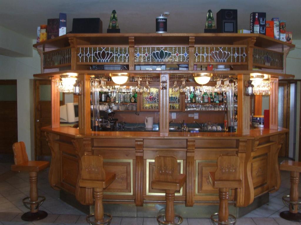 Lounge alebo bar v ubytovaní Pollushof Panzió és Étterem