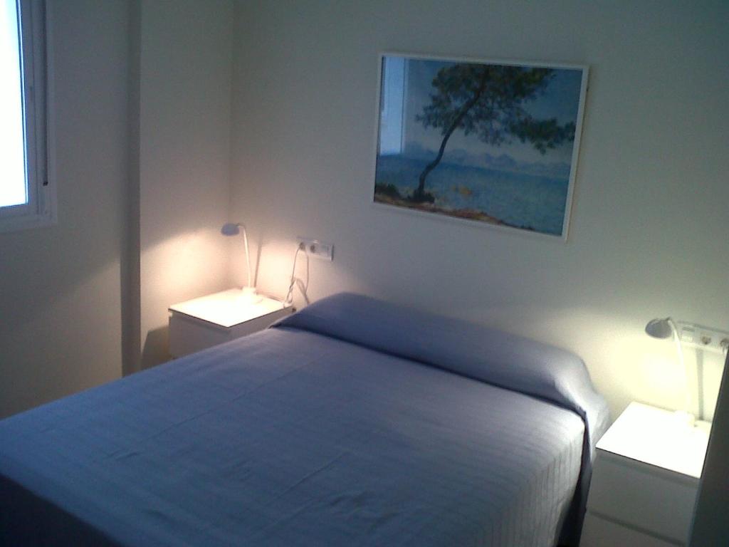 Un pat sau paturi într-o cameră la Apartamentos Mirabal