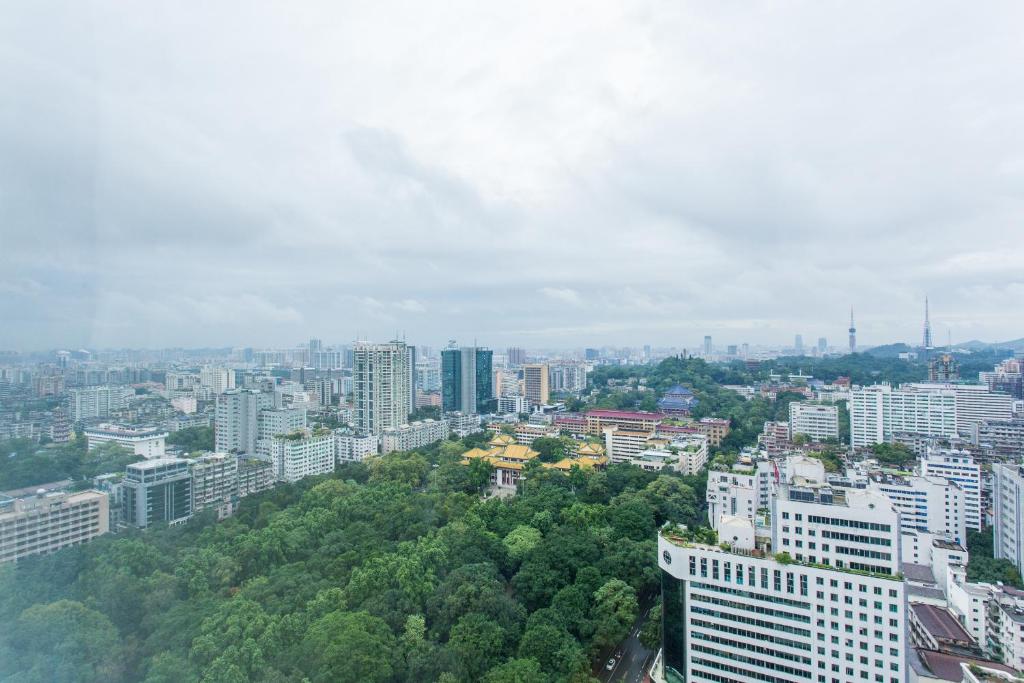 En generell vy över Guangzhou eller utsikten över staden från lägenhetshotellet