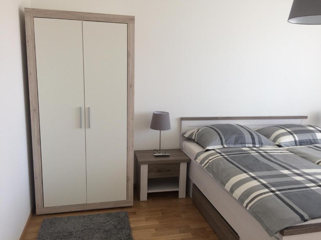 ein Schlafzimmer mit einem weißen Schrank und einem Bett in der Unterkunft Vienna Hauptbahnhof Apartments 1 in Wien